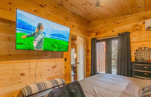 Cozy Cabin Retreat w/ Hot Tub & Nature Views - Foto 5