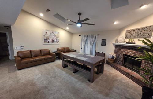 Family Fun! Sleeps 8, King Bed, 2 Queens, and Sofa Bed, Games - in Rogers - Foto 44