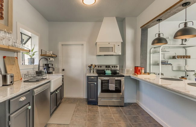 2BR Stylish Retreat in Midtown - Photo 9