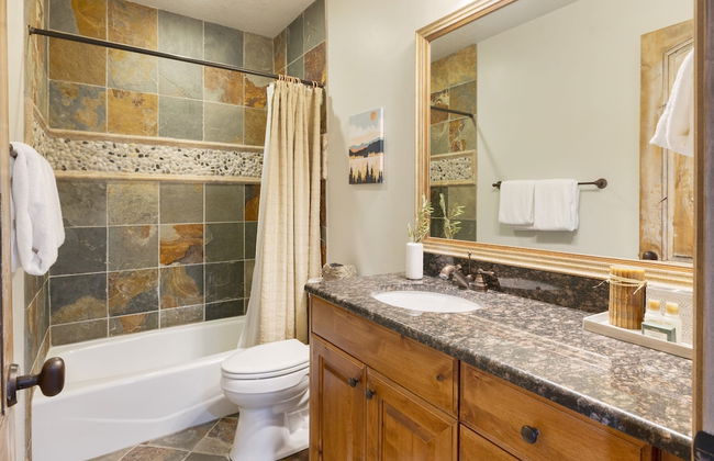 Blue Skies Lakeside Family-friendly Getaway w Hot Tub BBQ - Foto 24