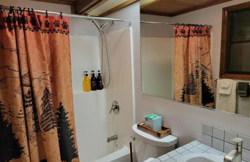 Four Seasons Getaway-Private Hot Spa with Pine Tree Views-Walk to Village and Pineknot Trailhead-Plus King Bed! - Photo 33