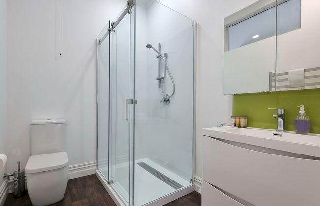 Cheerful 5 - Bedroom Home - Free Parking - Foto 31