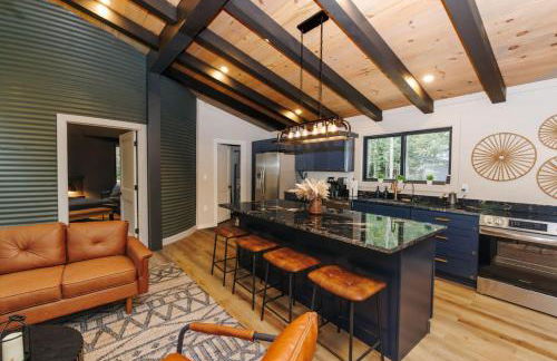 NEW Unique Stay w King Beds and Private Hot Tub - Foto 8