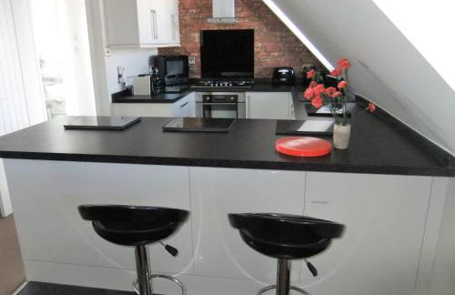 THE HIDEAWAY - LUXURY SELF CATERING COASTAL APARTMENT with PRIVATE ENTRANCE & KEY BOX ENTRY JUST A FEW MINUTES WALK TO THE BEACH, SOLENT WAY WALK, SHOPS and many EATERIES & BARS - FREE OFF ROAD PARKING,FULL KITCHEN, LOUNGE,BEDROOM , BATHROOM & WI-FI - Foto 34