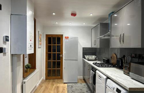 Minstead Houses 5 Bedroom Large House inc 3 Twin Rooms B24 just off M6-J6 Free Parking Driveway 2 Showers Bath 2 WCs Fast Wi-Fi Garden Airport NEC Contractor HS2 Teams Weekly Stays Welcomed Best-in-Class - Foto 15