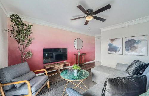 Your Modern 2B Getaway - W/D, Pool, Prkg - 10min to DTWN - Foto 1