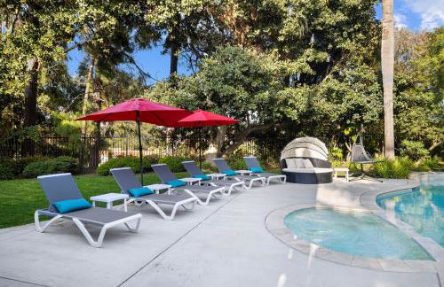 Oceanview Luxe Retreat with Rooftop - Foto 45