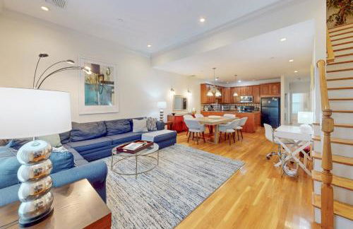 3-Bed 2-Bath Brookline Village Townhome w Deck - Foto 1