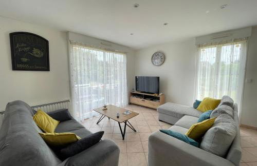 Saint Ho Mer Maison lumineuse vue mer 8 pers 4 chambres 2 sdb 2 WC étage rénové en 2025 belle terrasse grand jardin clos parking 8 mn à pied petite plage grand jardin près de Port en Bessin, Bayeux et plage Omaha beach - Foto 3