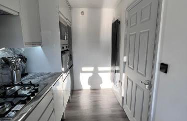 Luxxe House with Hot tub and Pool table - Photo 28