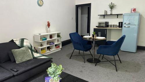 Large Studio Kitchenette - Photo 5