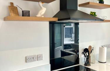 Crestfield House - Stunning Home near Alton Towers - Free Parking & Garden - Foto 18