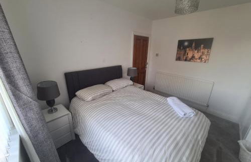 L & J Escapes - 8 Bedrooms suitable for Contractors and Families- Private parking available for 6 vehicles - Foto 47