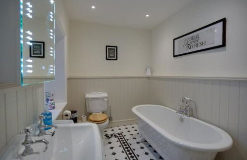 Luxury Large Five Bedroom Family House Sleeps 10 - Photo 18