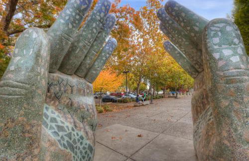 New Tudor Cottage one block from Chico State and downtown with private garage - Foto 23