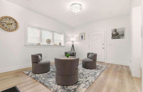 New Modern Updated Secure and Private Home - Foto 7