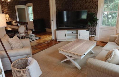 Hillside Haven: Luxe Farm Escape - 5BR-2 King Beds - Foto 17