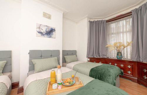 Xtra Large 4 Bedroom House with Heating Sleeps 14 Near Station and ExCeL - Foto 19