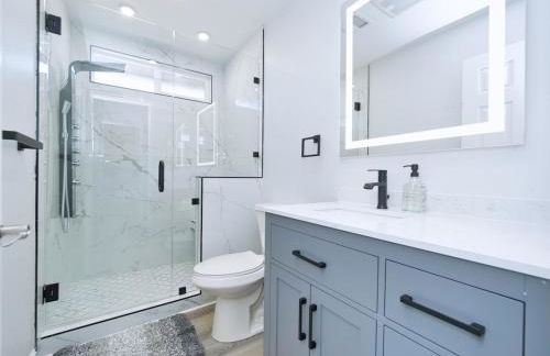 Renovated 5 Bd 3 Ba AC Private Deck Lawn - Foto 41