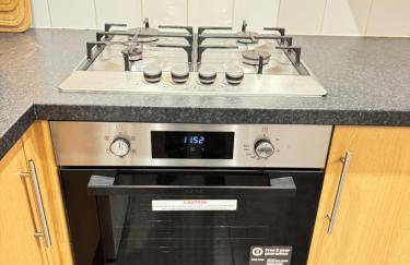 The Vogue Stay, 3 Bedrooms, 2 bathrooms, Ideal for JR & Oxford Hospitals, FREE CarPark, Conveniently located for Ring Road access, 2 miles from Oxford City Centre easy car & bus route - Foto 40