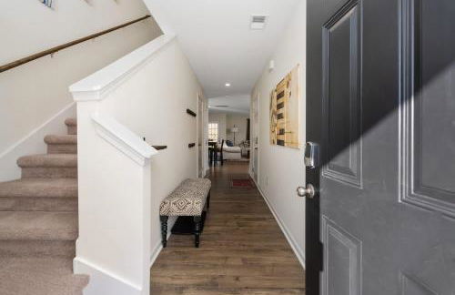 Stylish 3BR Getaway across Bristol Speedway - Foto 21