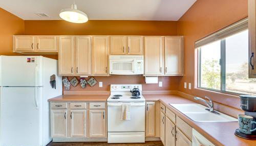 Hot Tub Access and Fire Pit Green Valley Getaway! - Foto 3