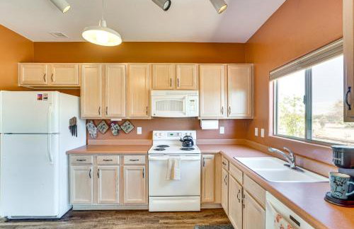 Hot Tub Access and Fire Pit Green Valley Getaway! - Foto 3