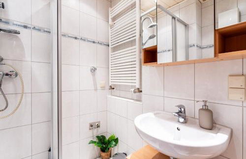 FeWocation Bremerhaven - Bright 1BR Apt with Balcony and Parking - Photo 9