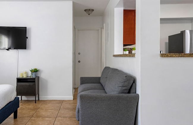 Secluded Hollywood Studio, Walk to Beach & Boardwalk - Photo 8