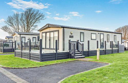 Binky Lodge Stylish Cosy 3-Bedroom Holiday Lodge Hoburne Naish Barton on Sea - Photo 32