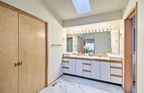 Unique Port Ludlow Home with 3 Decks and Hot Tub! - Foto 22