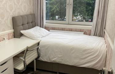 Luxury 3 Bedroom Flat with Garden - Photo 10