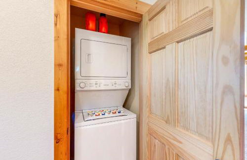 Gateway to Crater Lake! Resort Retreat with Pool - Foto 27