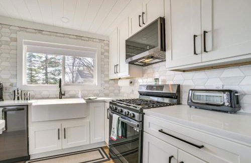 Deck and Scenic Views Lakefront Cottage in Hale! - Foto 10