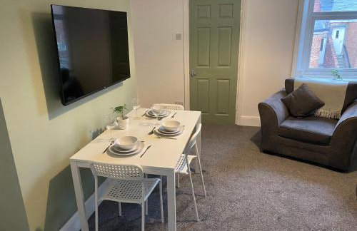 Overhill 3 bedroom flat 5 beds, free parking, ideal for Contractors - Foto 18