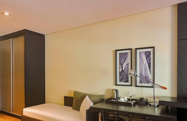 Manhattan On Floor - Photo 3