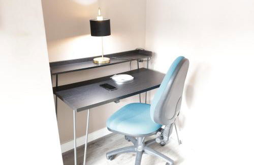 Modern 1 Bedroom Apartment Free Parking WiFi Near City Centre - Photo 6