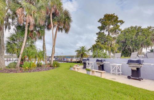 Riverfront Weleka Condo with Dock and Pool Access - Foto 12