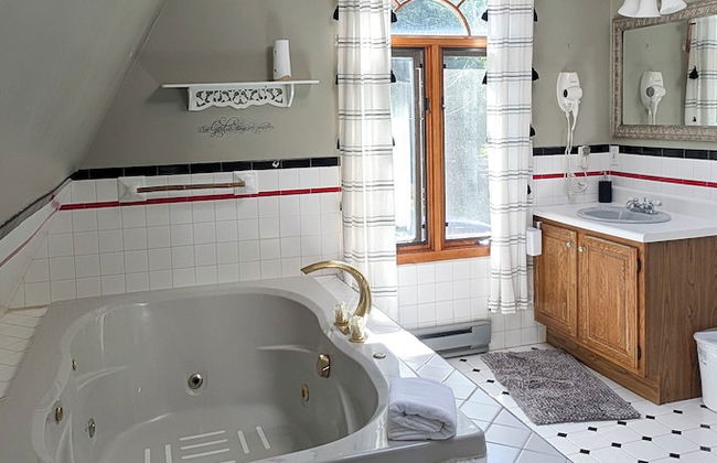 3Bedroom2Bath CarriageHouse Pet Friendly - Photo 18