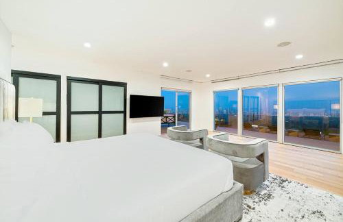 Stunning Modern Estate in BH with Pool, Spa, and Views - Foto 23