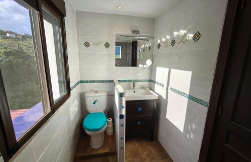 Künstlerhaus Finca Madreselva mit atemberaubenden Weitblick mit Infinitypool, kleinen Teichen und vielen Sitzplätzen in Tolox Malaga im Nationalpark Sierra de las Nieves, ideal für Entspannung, aber auch zum Wandern - Foto 22