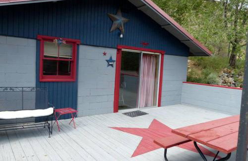 American-Themed Vacation Cabin with a Spacious Deck in Poudre Canyon near Fort Collins, Colorado - Foto 1