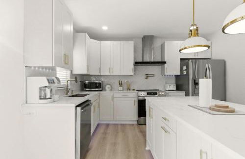 New Modern Updated Secure and Private Home - Foto 22