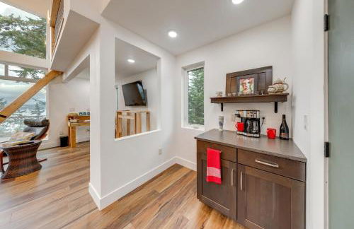 Water Views Whidbey Island Hideaway with Deck - Foto 4