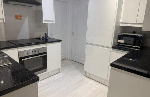 Luxury Harborne Home, Perfect for Contractors & Families 5 Mins from QE & Uni - Photo 6