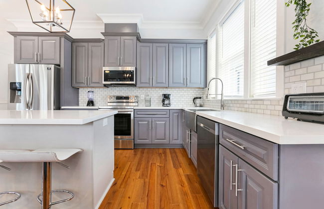 Modern 4 BR Condo with Balcony & Pool - Near FQ - Foto 17