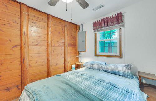 Rustic Michigan Lakeside Cabin with Private Dock! - Foto 17