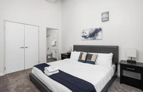 BOLD 2BR 2BA In The Block Apartment by CozySuites - Foto 7