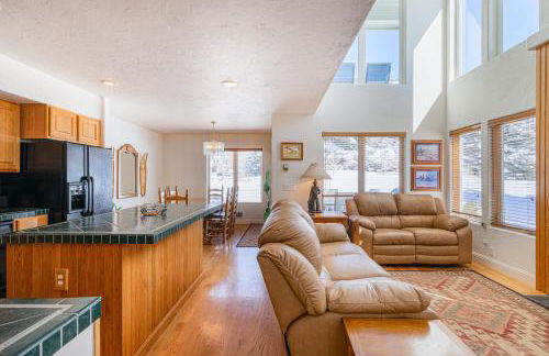 Year-Round Base with Balcony and Mtn Views in Driggs! - Foto 8