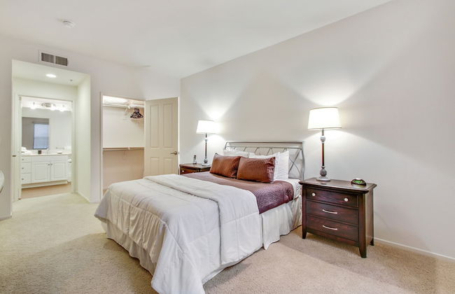 Global Luxury Suites at The Village - Photo 6